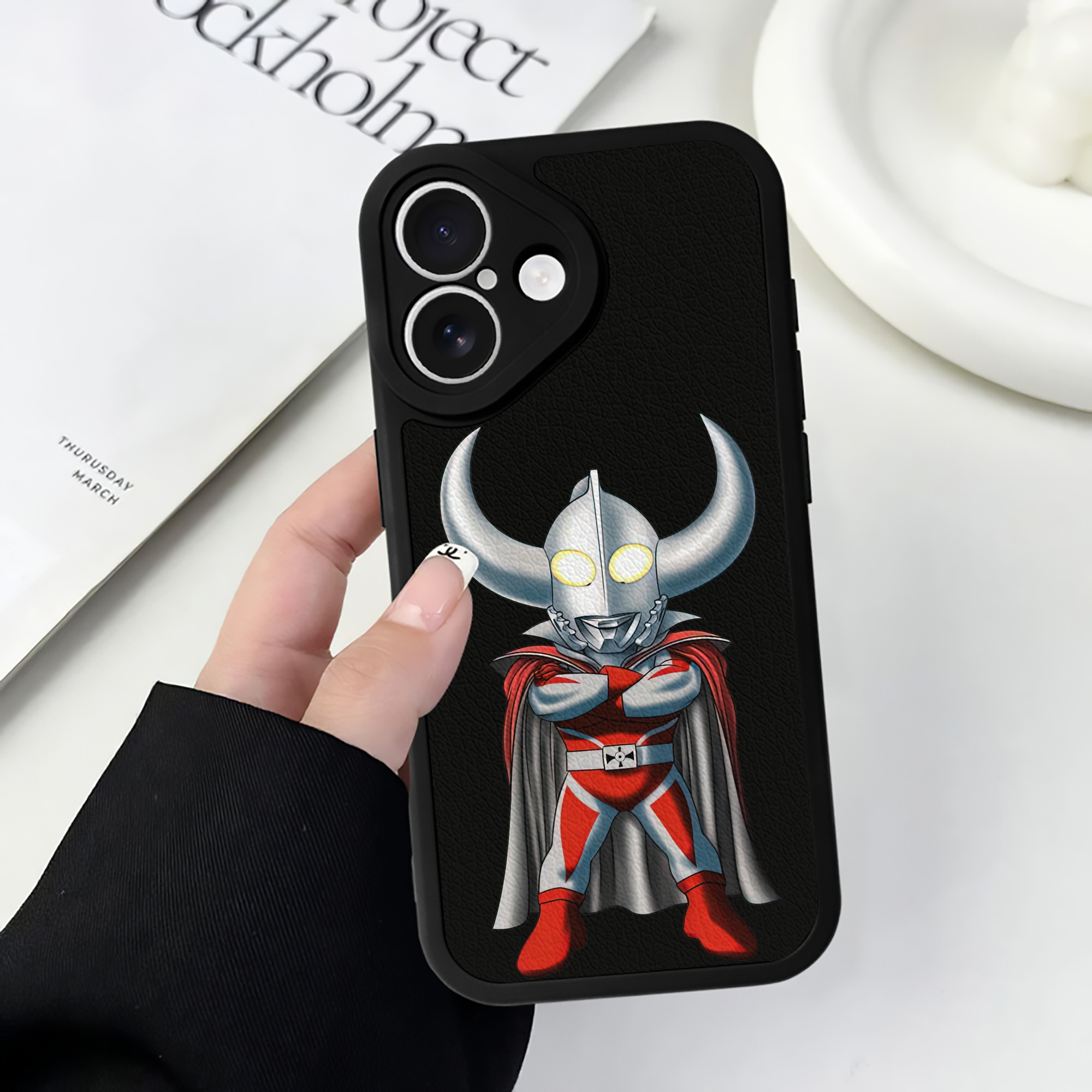 （画像用） ウルトラマン Ultraman 【iPhone 16シリーズ対応】シリコンスマホケース（レザー調） 材質：シリコン